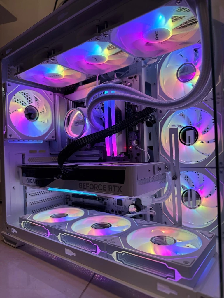 מחשב גיימינג פנורמי Antec לבן · קירור נוזלי ו-GeForce RTX