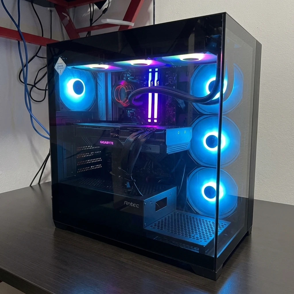 מארז Antec זכוכית כפולה · תאורת אייס ובנייה שחורה נקייה