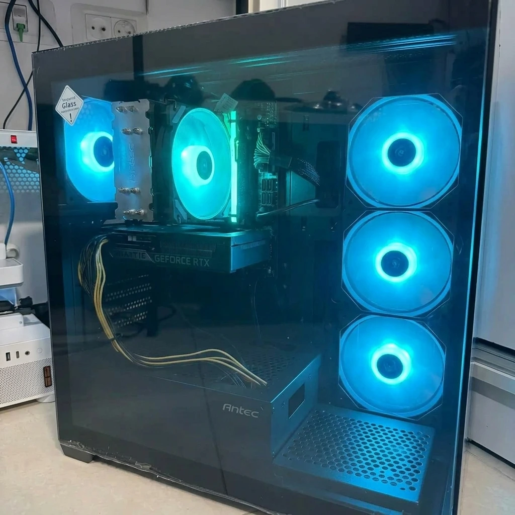 מחשב גיימינג Antec · מאווררי טורקיז וזרימת אוויר מקסימלית