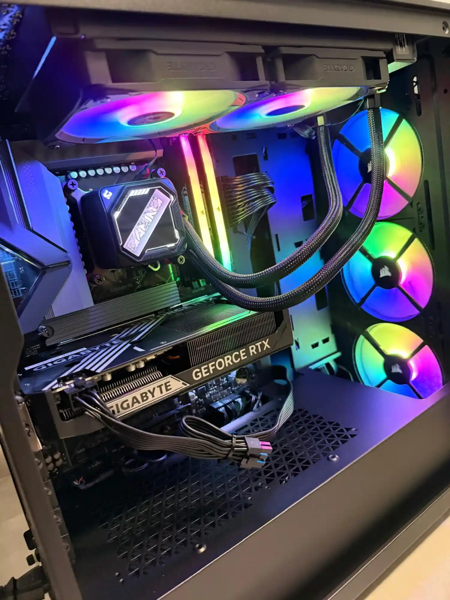 מערך קירור מים מתקדם וכרטיס מסך GeForce RTX