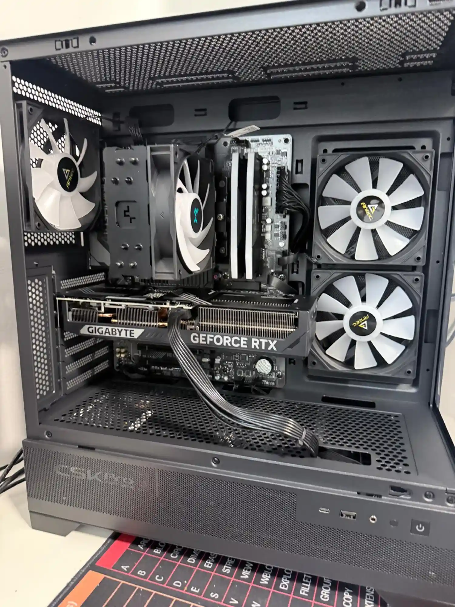 ניהול כבלים מוקפד (Cable Management) · בנייה נקייה מבפנים ומבחוץ